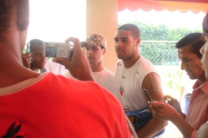 adriano-da-carinho-aos-fas