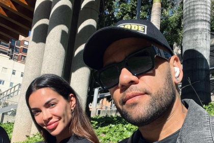 mulher-de-daniel-alves-se-manifesta-sobre-volta-de-homenagem-do-barcelona-–-veja