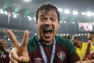 fernando-diniz-celebra-conquista-da-recopa-e-enaltece-torcida-do-fluminense-–-o-antagonista