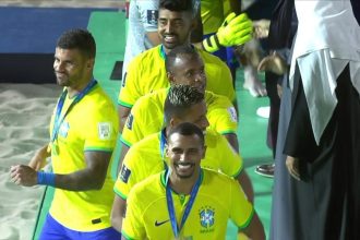 selecao-comemora-hexa-no-futebol-de-areia-com-passinho;-veja-o-video-–-globo.com