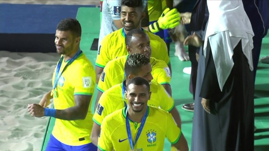 selecao-comemora-hexa-no-futebol-de-areia-com-passinho;-veja-o-video-–-globo.com