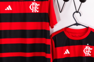 flamengo-cumpre-promessa-feita-no-maquinistas-e-lanca-modelo-popular-de-camisa-–-maquina-do-esporte