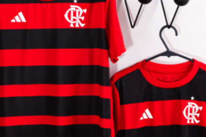 flamengo-cumpre-promessa-feita-no-maquinistas-e-lanca-modelo-popular-de-camisa-–-maquina-do-esporte