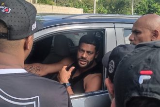 organizada-do-atletico-faz-protesto-e-cobra-jogadores-na-porta-do-ct;-veja-imagens-–-itatiaia