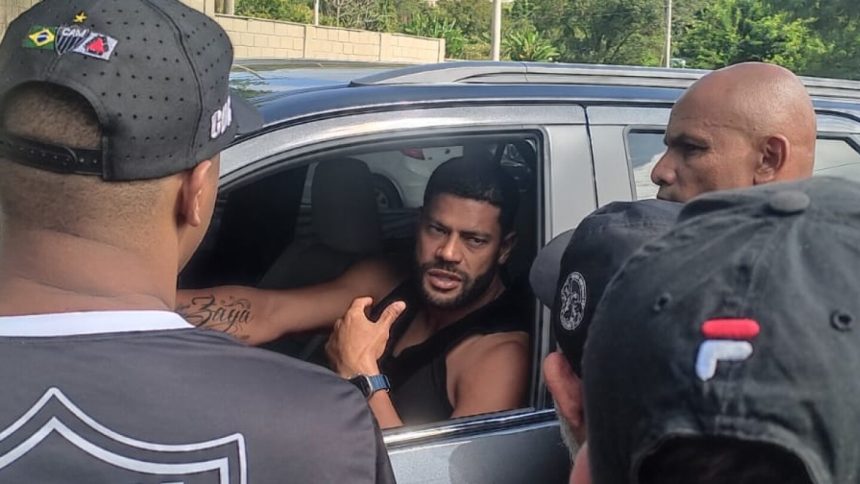 organizada-do-atletico-faz-protesto-e-cobra-jogadores-na-porta-do-ct;-veja-imagens-–-itatiaia