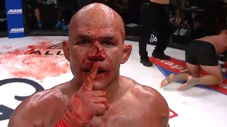 cigano-tem-nariz-quebrado,-mas-vence-ex-ufc-em-banho-de-sangue-grotesco-e-ganha-cinturao-de-evento-de-mma-sem-luvas-–-espncom.br