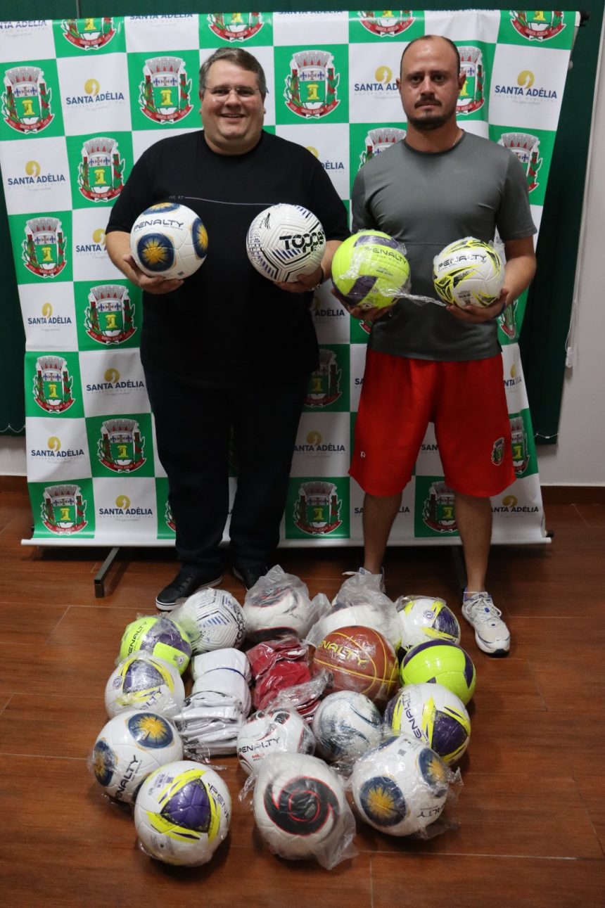 prefeitura-de-santa-adelia-entrega-material-esportivo-para-escolinhas-–-o-regional