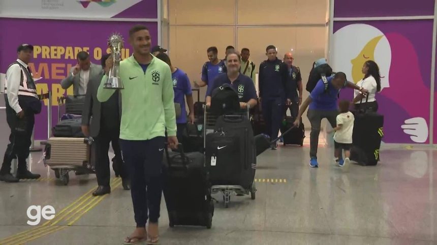 selecao-hexacampea-nas-areias-chega-ao-brasil-com-elogios-de-romario:-“sao-merecedores”-–-globo