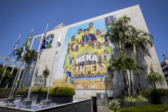 apos-o-hexa,-selecao-de-futebol-de-areia-recebe-homenagem-na-sede-da-cbf-–-o-dia