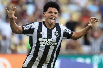 emerson-urso-comemora-primeiro-gol-pelo-botafogo-em-classico-contra-o-fluminense:-‘muito-feliz’-–-lance!-–-lance!