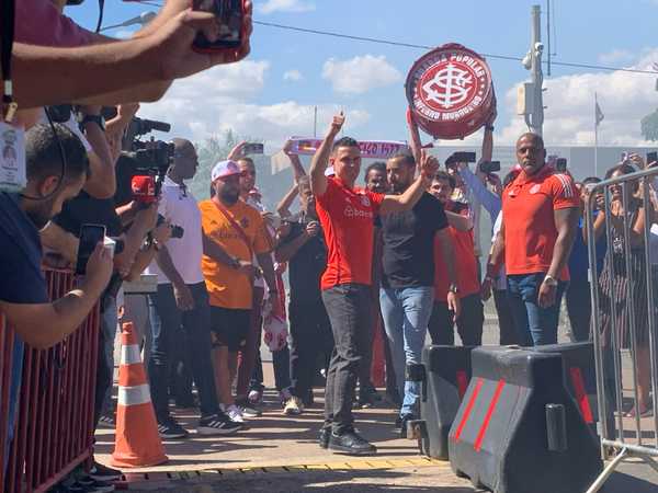 borre-e-recebido-por-milhares-de-torcedores-do-inter-no-desembarque-em-porto-alegre-–-globo