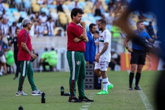 douglas-costa-se-lesiona-e-pode-desfalcar-o-fluminense-–-lance!