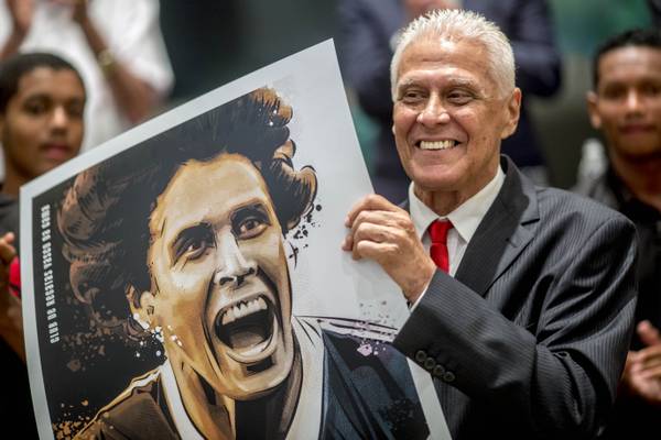 cbf-cria-trofeu-roberto-dinamite-em-homenagem-ao-maior-idolo-do-vasco-–-globo