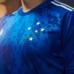 comentarista-da-globo-elogia-camisa-do-cruzeiro:-‘uma-das-mais-bonitas-do-mundo’-–-no-ataque