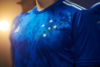 comentarista-da-globo-elogia-camisa-do-cruzeiro:-‘uma-das-mais-bonitas-do-mundo’-–-no-ataque