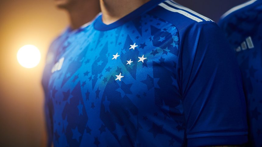 comentarista-da-globo-elogia-camisa-do-cruzeiro:-‘uma-das-mais-bonitas-do-mundo’-–-no-ataque