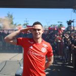 borre-desembarca-com-festa-da-torcida-no-salgado-filho-–-sport-club-internacional