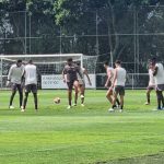 antonio-oliveira-brinca-com-maycon-e-participa-ate-da-roda-de-“bobinho”-no-corinthians-–-globo.com