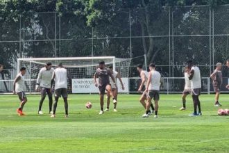 antonio-oliveira-brinca-com-maycon-e-participa-ate-da-roda-de-“bobinho”-no-corinthians-–-globo.com