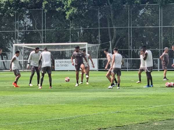 antonio-oliveira-brinca-com-maycon-e-participa-ate-da-roda-de-“bobinho”-no-corinthians-–-globo.com