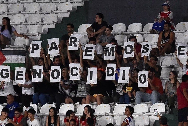 torcedores-do-palestino-fazem-protesto-contra-israel-durante-partida-e-sao-expulsos-de-estadio-no-paraguai-–-tv-cultura