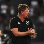 fabio-matias-iguala-cacapa-no-botafogo-e-chega-a-quatro-vitorias-em-quatro-jogos-–-globo.com