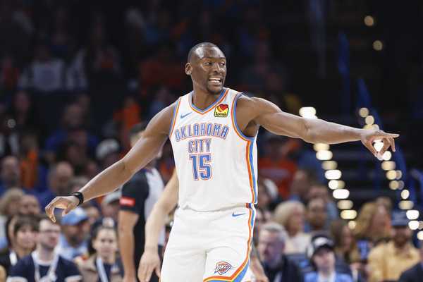 nba:-pivo-do-thunder-desmaia-no-banco-de-reservas-e-recebe-atendimento-–-globo