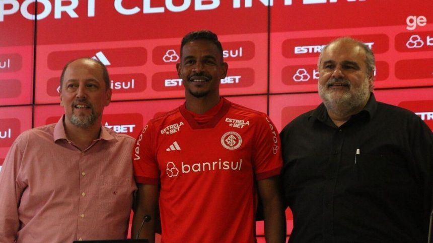 fernando-e-apresentado-pelo-inter-e-explica-saida-repentina-do-vila-nova-–-globo