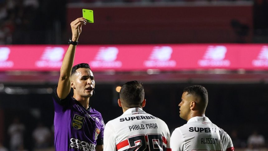 sao-paulo-x-palmeiras:-orgao-da-fpf-admite-erros-de-arbitro-em-classico-tumultuado-–-itatiaia