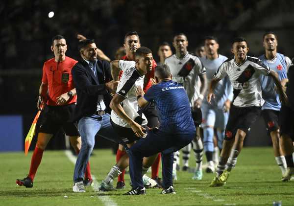 vasco-x-agua-santa:-fim-de-jogo-tem-confusao-e-briga-apos-gol-de-lucas-piton-–-globo