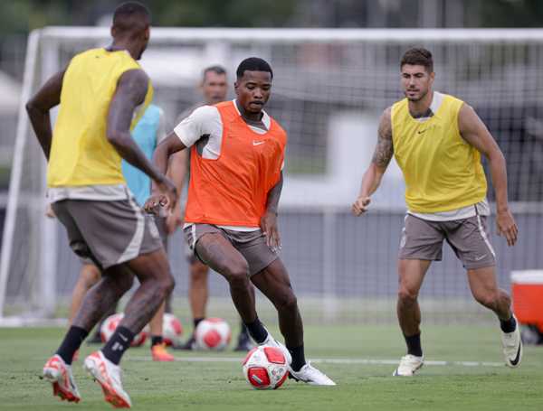 escalacao-do-corinthians:-antonio-oliveira-deve-fazer-duas-mudancas-contra-o-agua-santa-–-globo