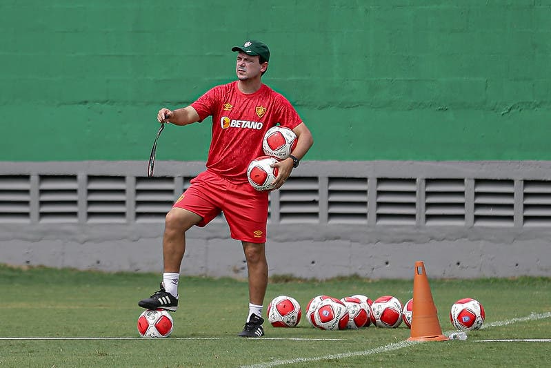 zagueiro-sente-dores-e-deve-virar-quarto-desfalque-no-fluminense-para-o-classico-–-netflu