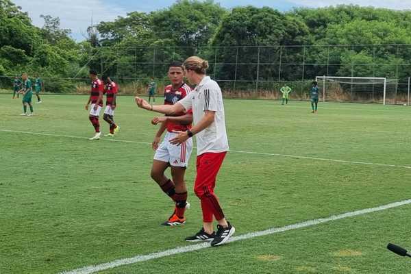 com-goleada,-filipe-luis-faz-estreia-oficial-como-treinador-da-base-do-flamengo-–-globo.com