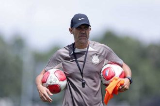 escalacao:-corinthians-finaliza-treinamentos-e-tera-auxiliar-no-banco-contra-o-agua-santa-–-globo