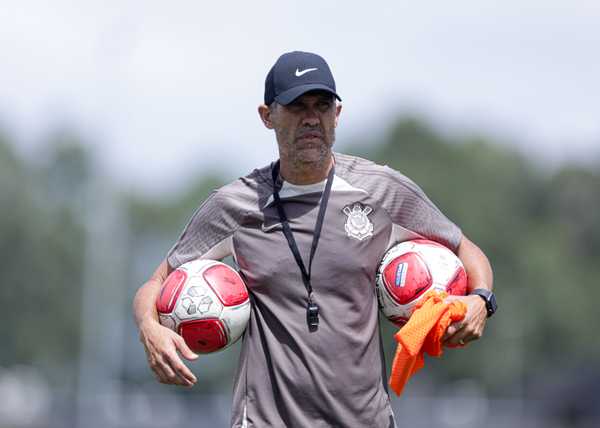 escalacao:-corinthians-finaliza-treinamentos-e-tera-auxiliar-no-banco-contra-o-agua-santa-–-globo