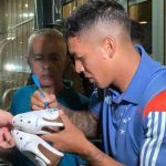 na-chegada-do-cruzeiro-a-ipatinga,-lucas-romero-autografa-sapatos-de-noiva-em-hotel-–-globo.com