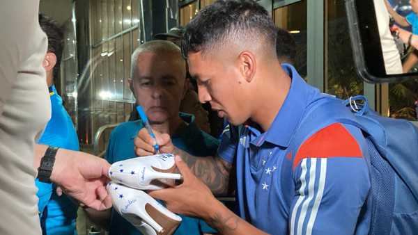 na-chegada-do-cruzeiro-a-ipatinga,-lucas-romero-autografa-sapatos-de-noiva-em-hotel-–-globo.com