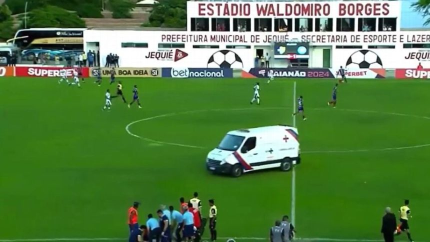 video:-ambulancia-invade-campo-durante-jogo-do-campeonato-baiano-–-no-ataque