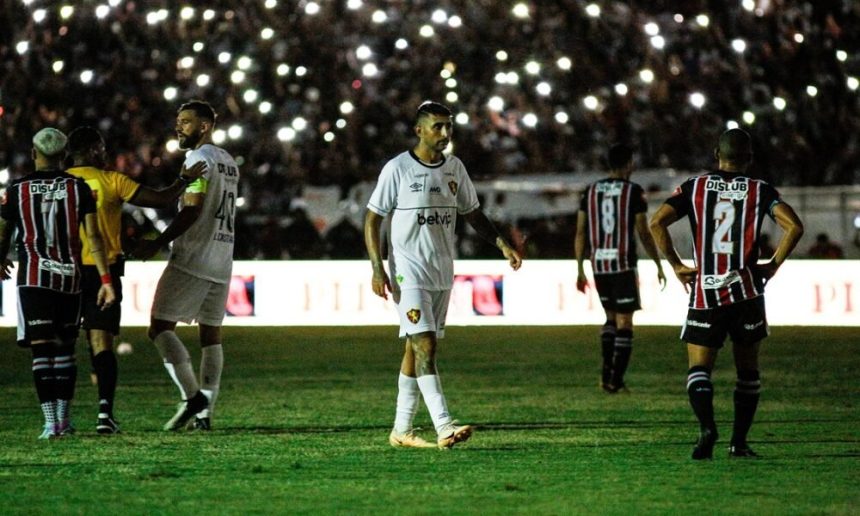 meia-do-sport,-alan-ruiz-provoca-o-santa-cruz-apos-apagao-no-arruda-durante-classico-–-ne45