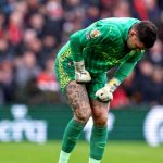 ederson-se-choca-com-darwin-nunez,-comete-penalti-e-sai-lesionado-em-liverpool-x-city-–-tnt-sports-brasil