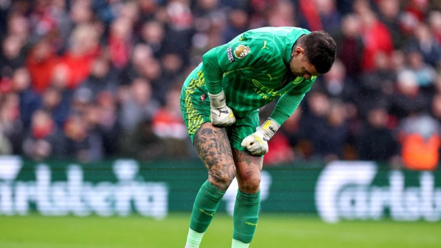 ederson-se-choca-com-darwin-nunez,-comete-penalti-e-sai-lesionado-em-liverpool-x-city-–-tnt-sports-brasil