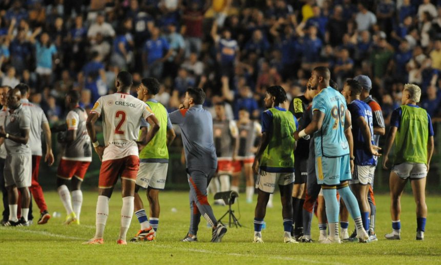 larcamon-da-bronca-em-jogadores-do-cruzeiro-apos-expulsoes-contra-tombense-–-no-ataque