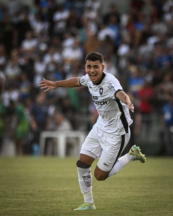 sapata-se-apresenta-a-torcida-do-botafogo-com-golaco-e-celebra-adaptacao-“sem-pular-etapas”-–-globo