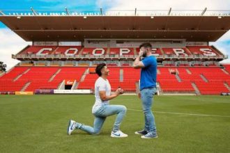 jogador-da-australia-pede-namorado-em-casamento-em-estadio;-fotos-–-globo