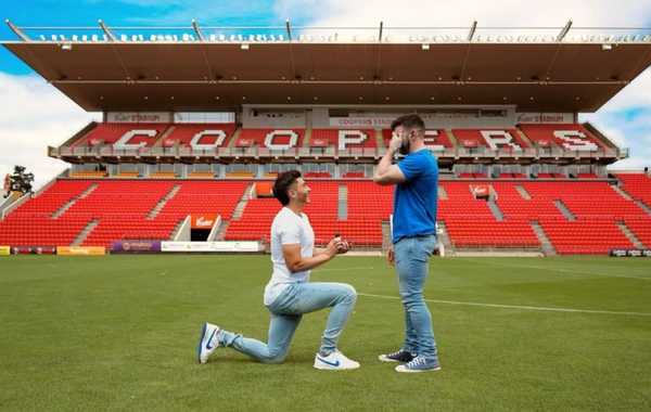 jogador-da-australia-pede-namorado-em-casamento-em-estadio;-fotos-–-globo