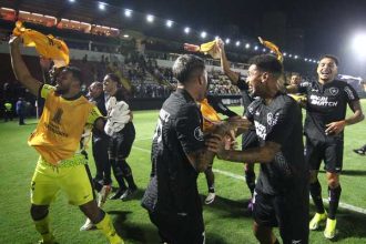 de-reforco-mais-caro-lesionado-a-tecnico-interino:-botafogo-avanca-na-libertadores-na-base-da-superacao-–-globo