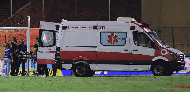 jogador-do-sao-bernardo-deixa-estadio-de-ambulancia-em-jogo-com-corinthians-–-uol-esporte