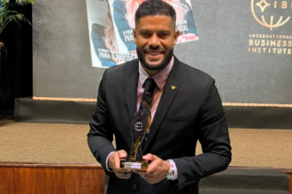 hulk,-do-atletico,-ganha-premio-e-autografa-camisa-de-idolo-do-flamengo-–-itatiaia