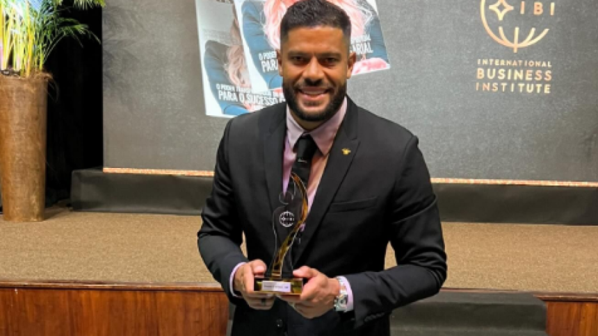 hulk,-do-atletico,-ganha-premio-e-autografa-camisa-de-idolo-do-flamengo-–-itatiaia