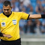 arbitro-de-flamengo-x-fluminense-ja-causou-polemica-por-motivo-inusitado-–-espncom.br